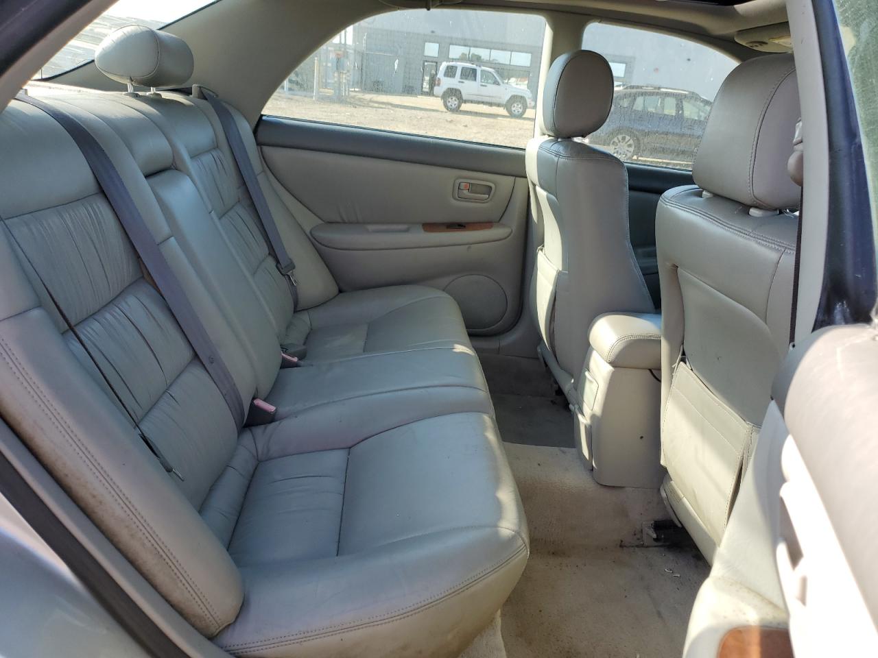 1999 Lexus ES - Image 10