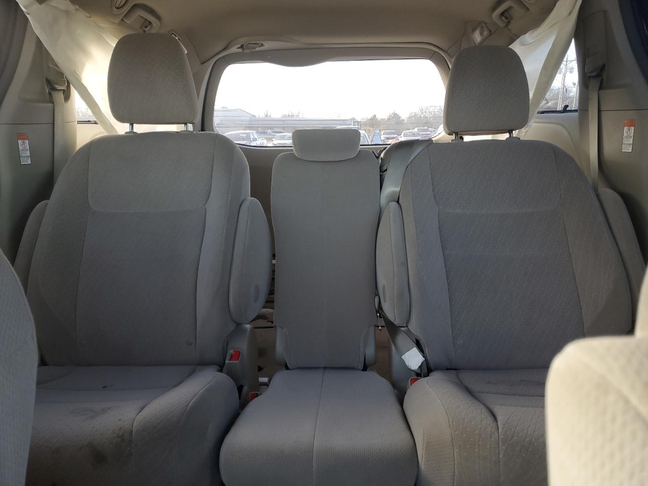 2017 Toyota Sienna - Image 10