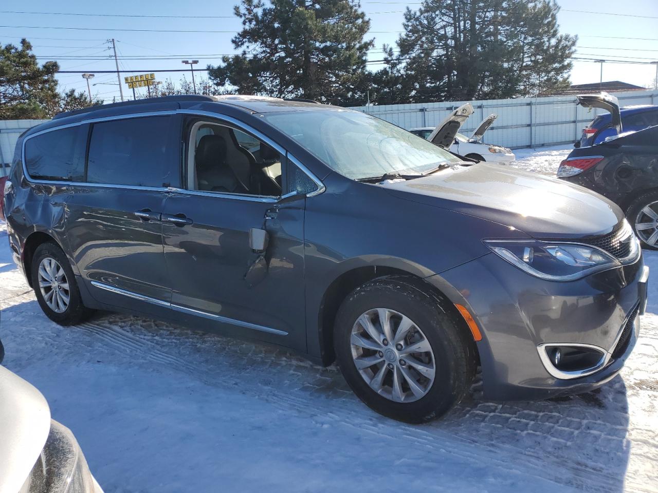 2017 Chrysler Pacifica - Image 4