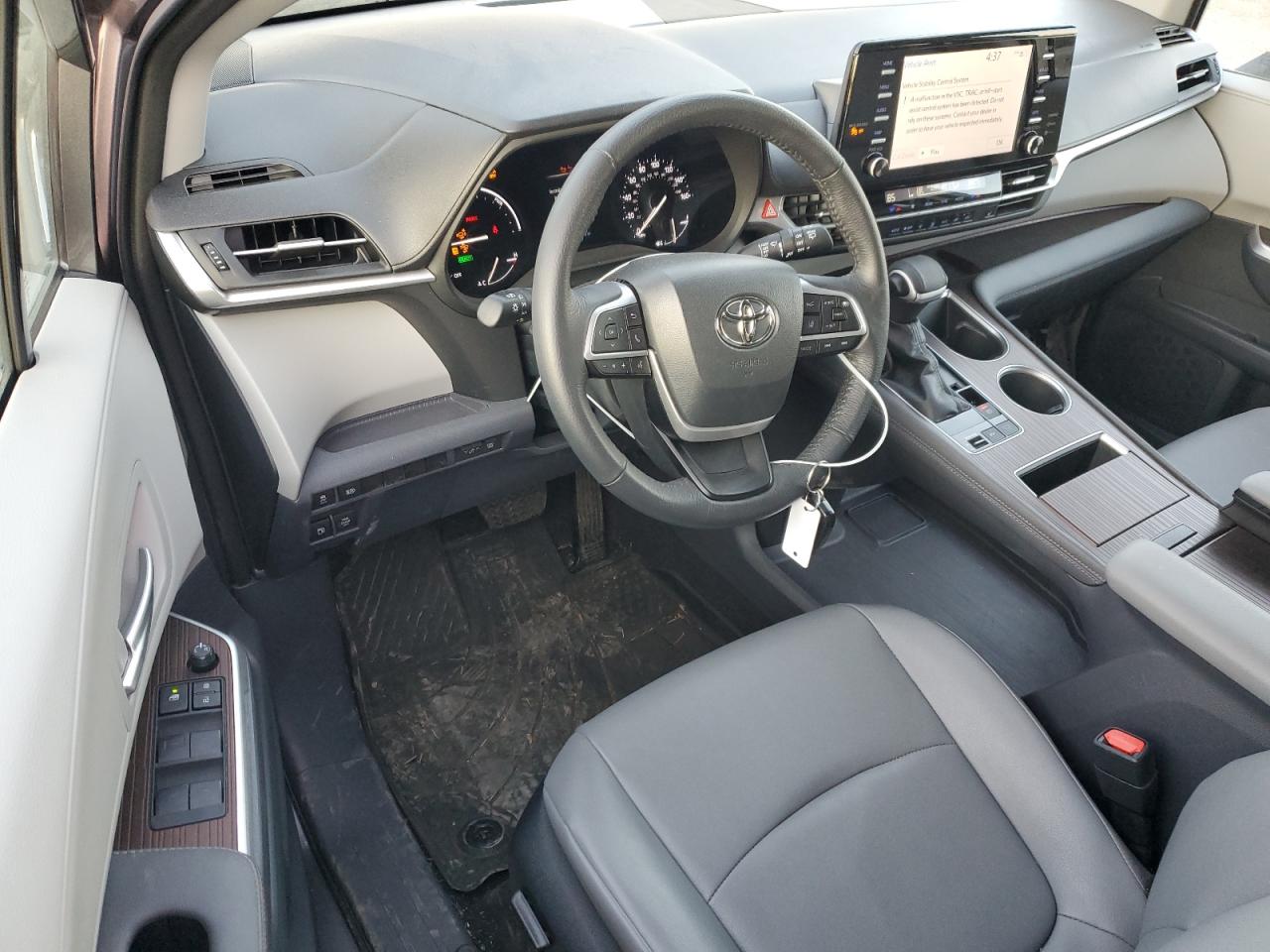 2023 Toyota Sienna - Image 8