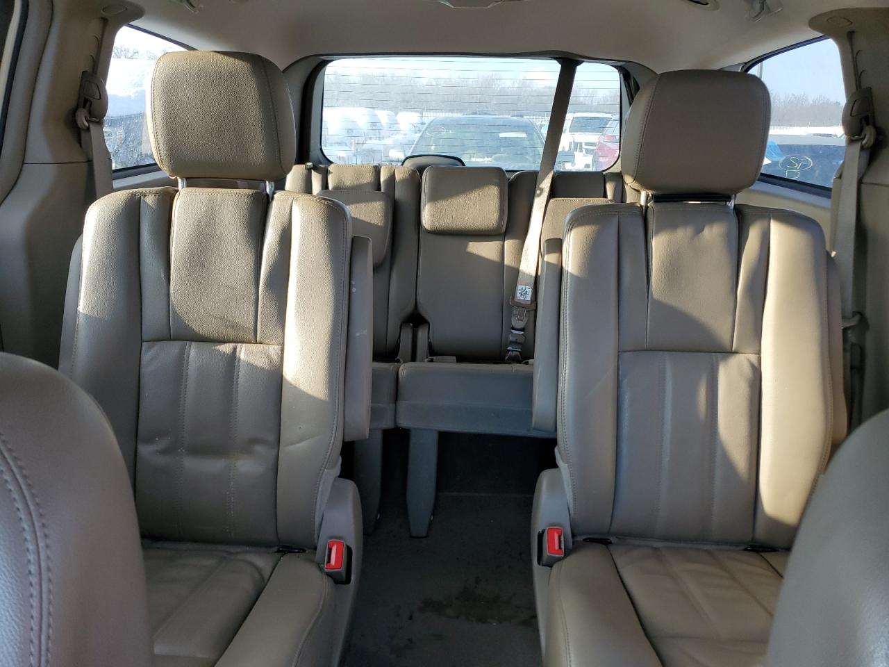2013 Chrysler Town & Country - Image 10