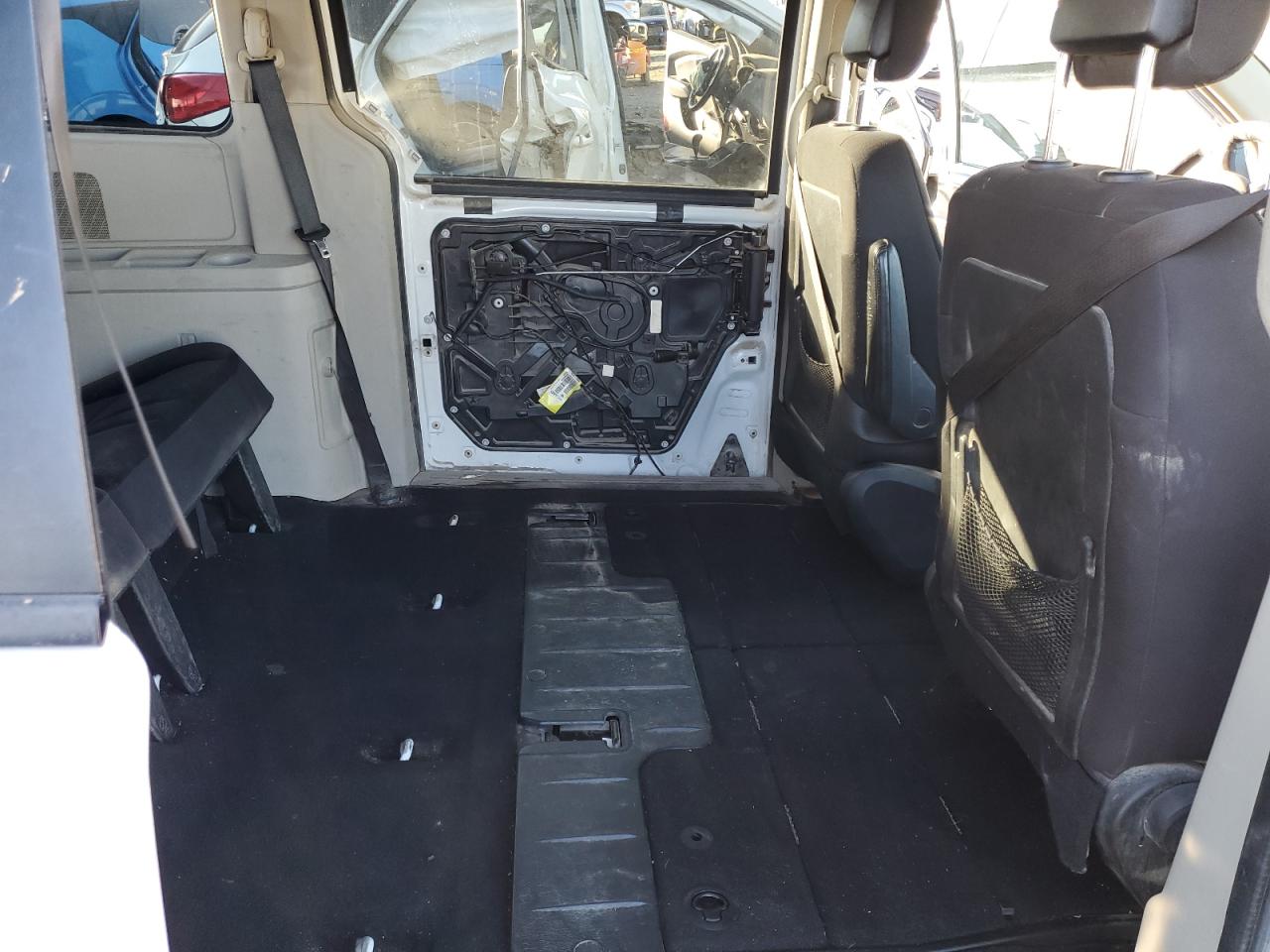 2017 Dodge Caravan - Image 12