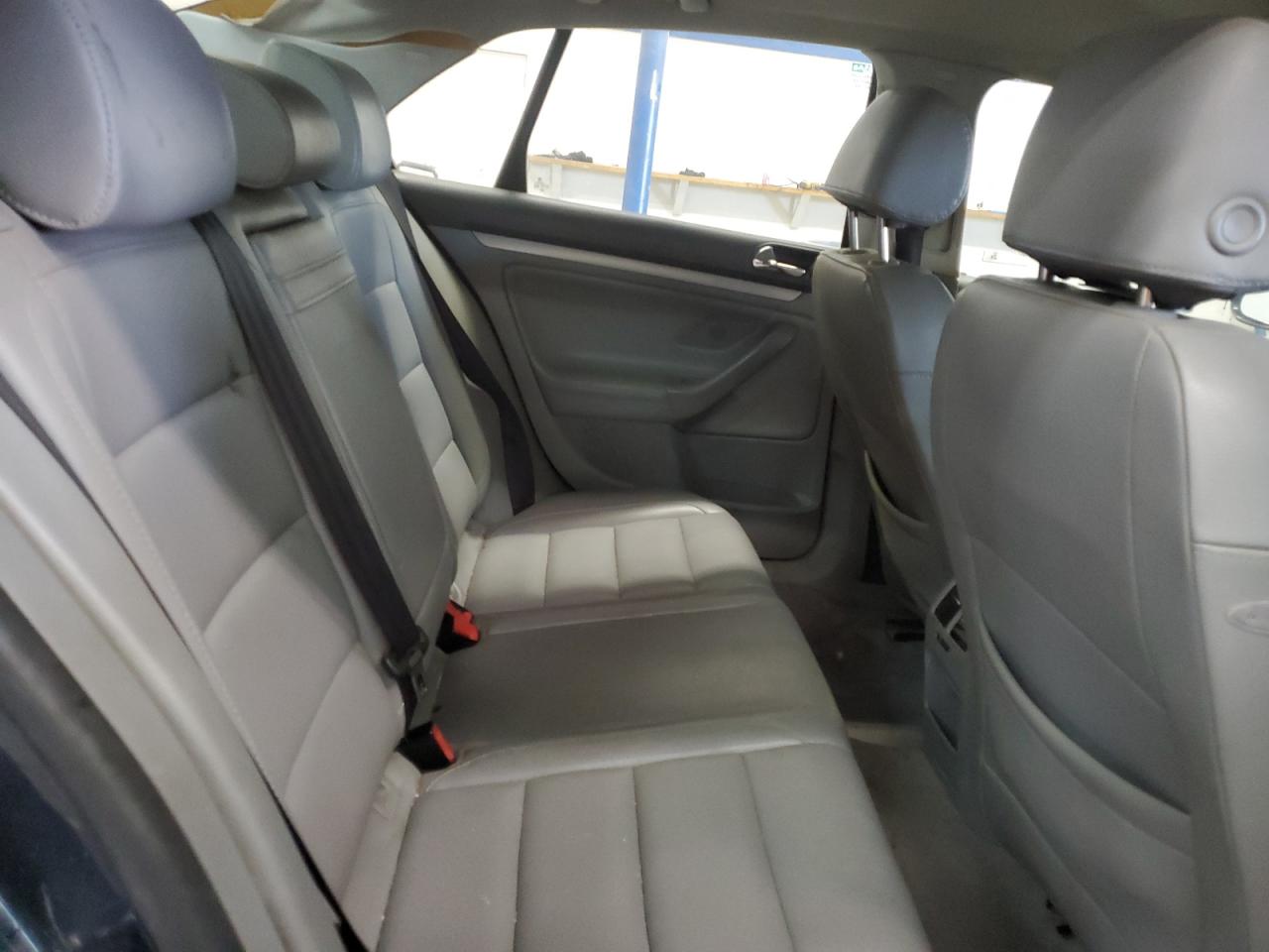 2005 Volkswagen Jetta - Image 10