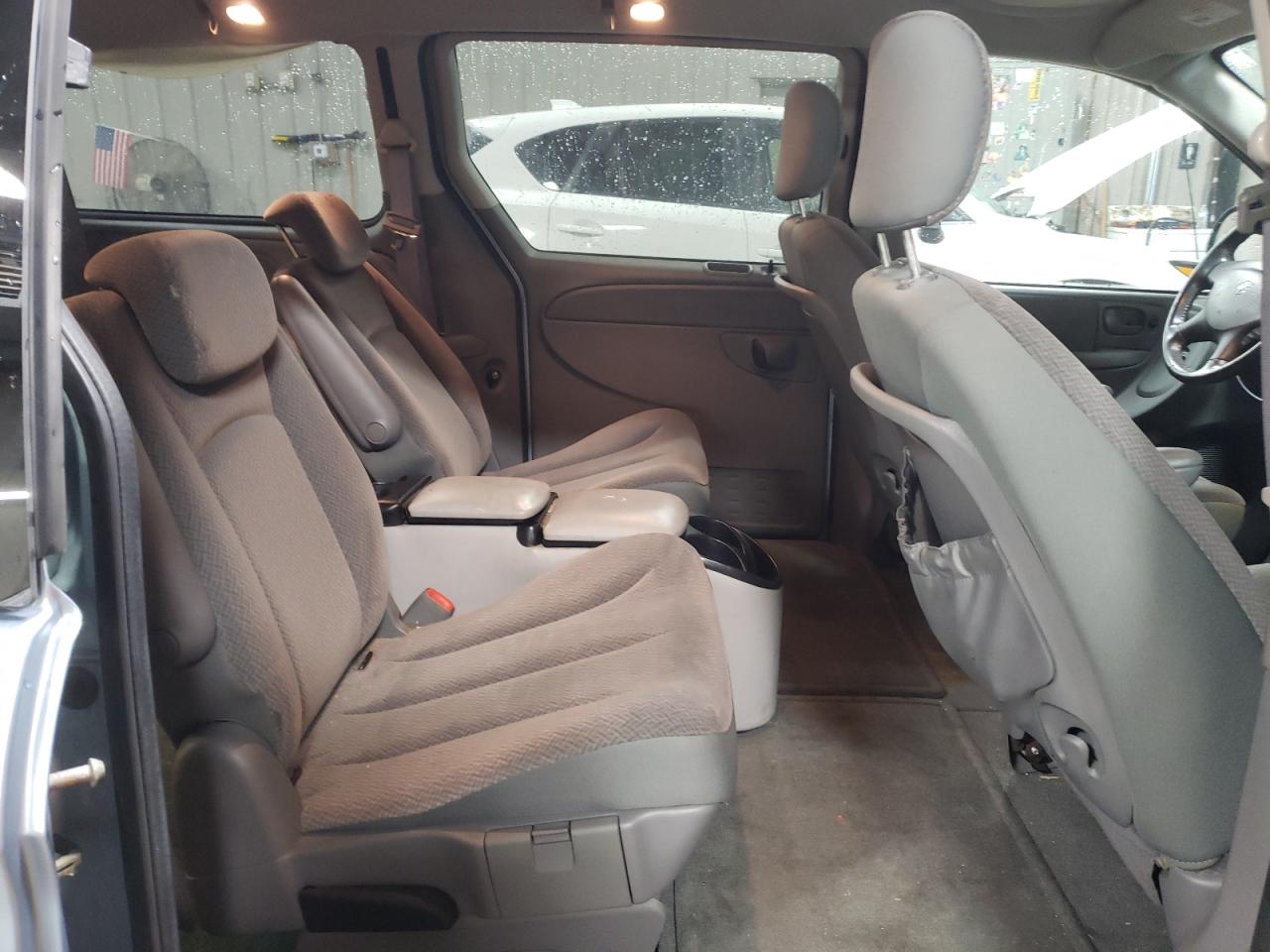 2005 Dodge Caravan - Image 11