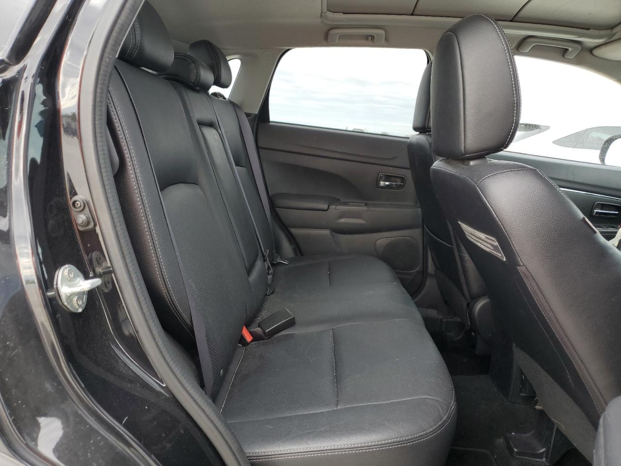 2016 Mitsubishi Outlander - Image 10