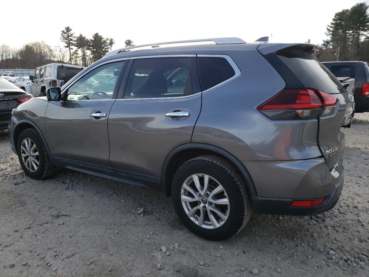 2018 Nissan Rogue - Image 2