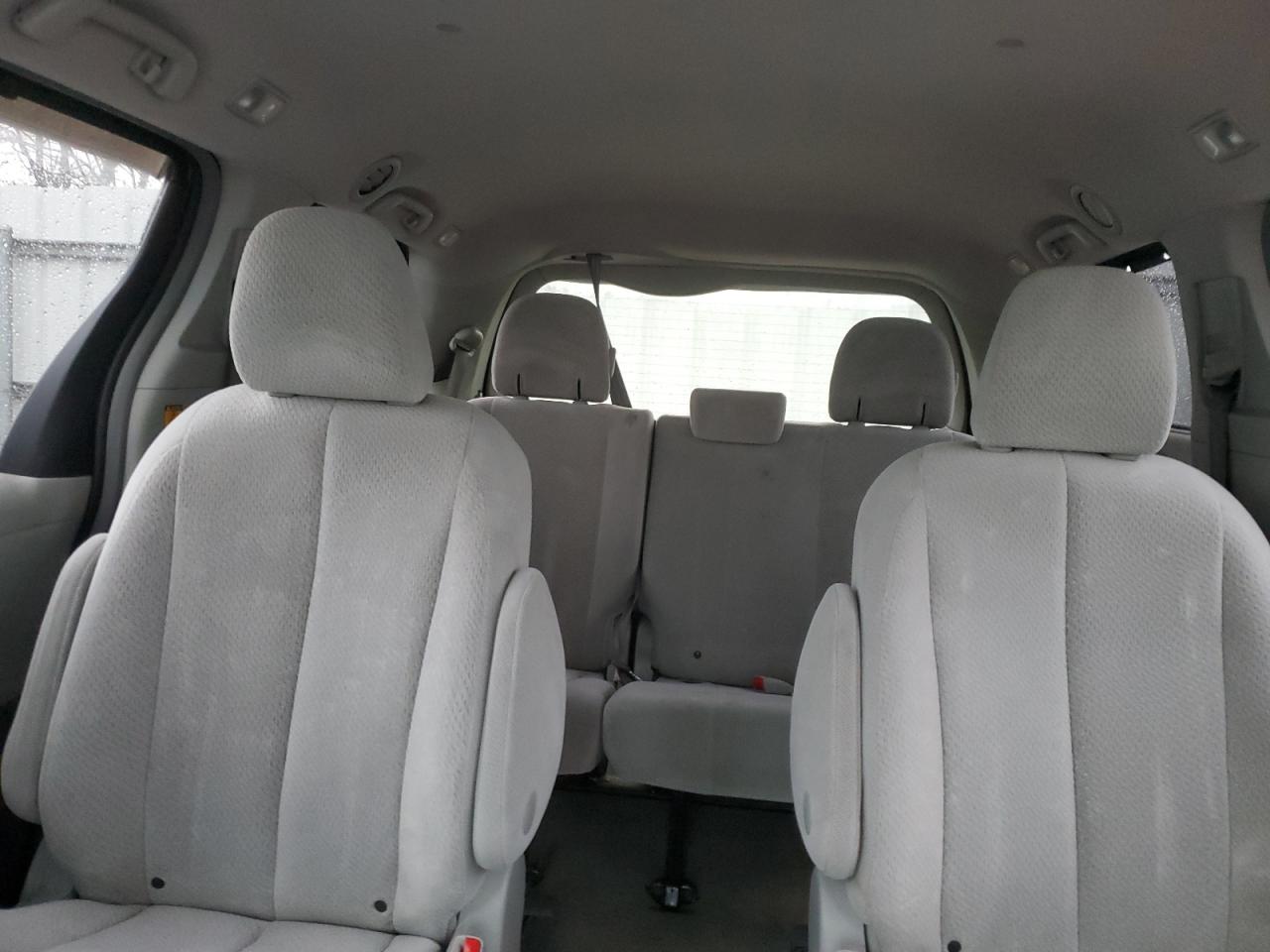 2013 Toyota Sienna - Image 10