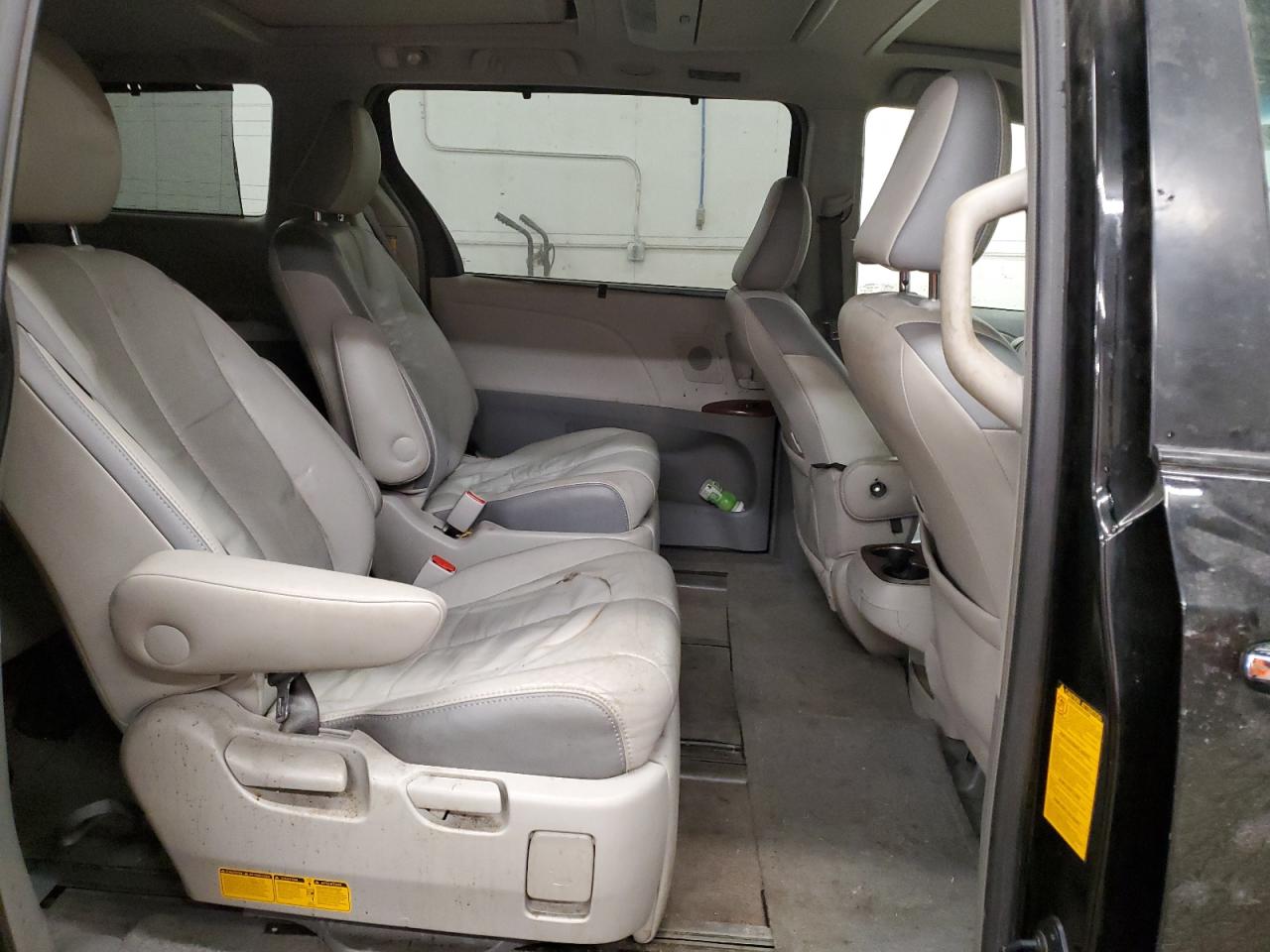2011 Toyota Sienna - Image 11