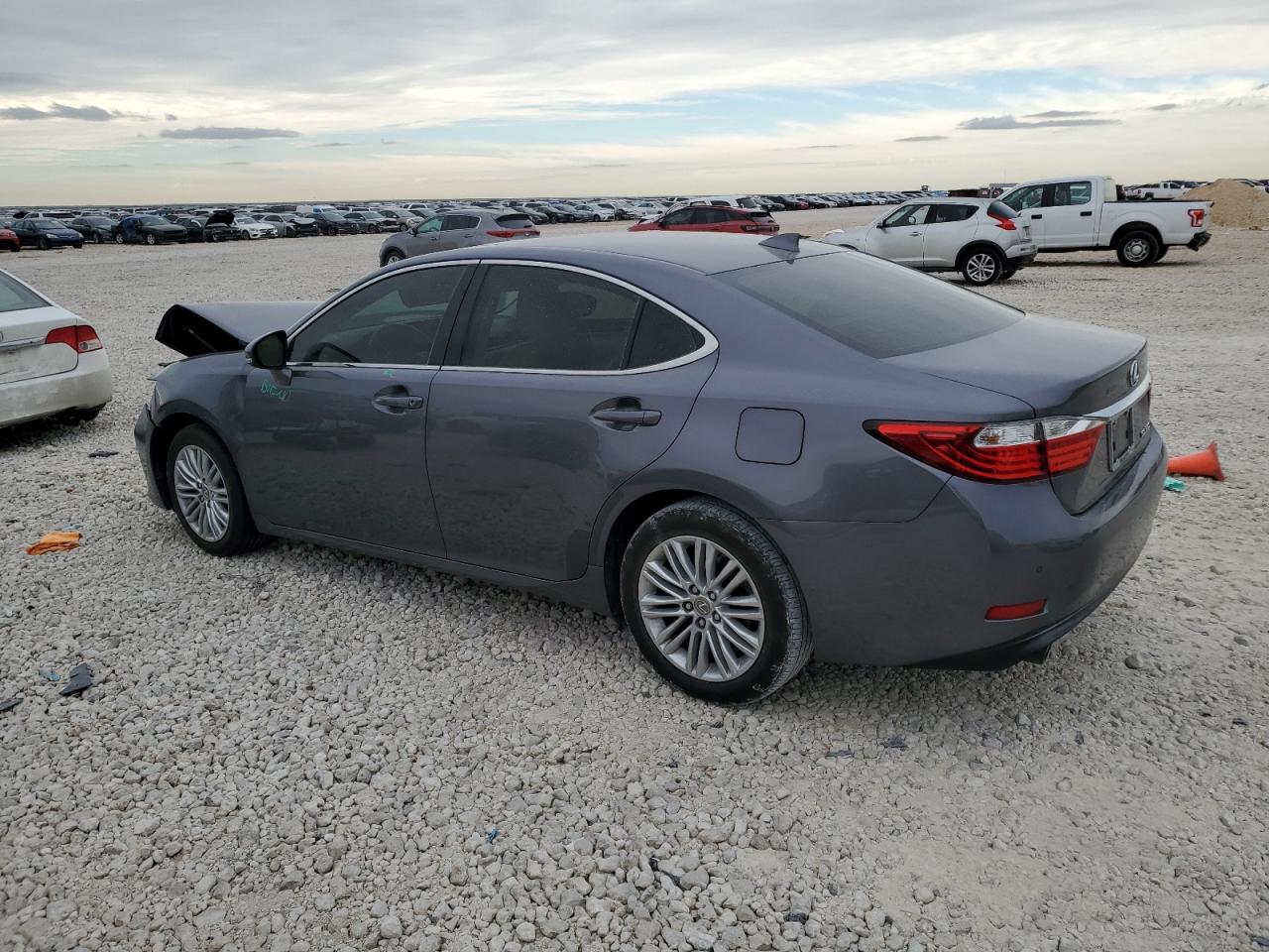2015 Lexus ES - Image 2
