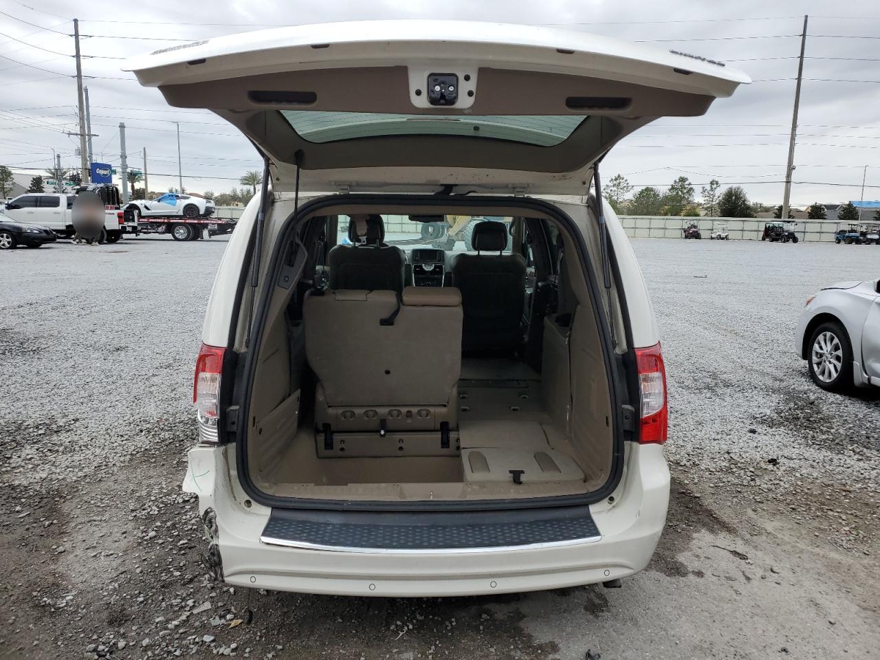 2013 Chrysler Town & Country - Image 6