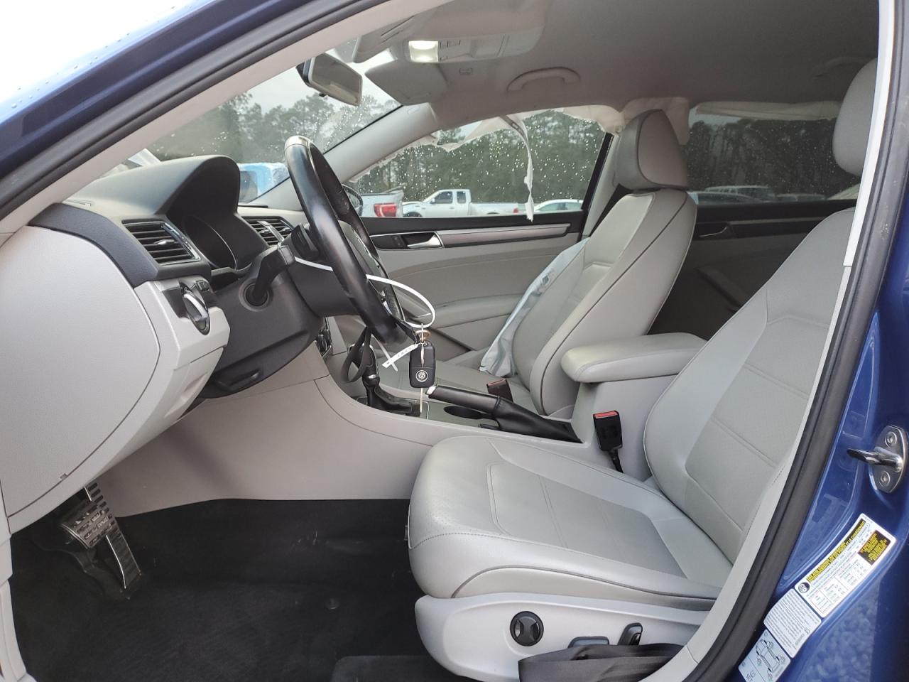 2017 Volkswagen Passat - Image 7