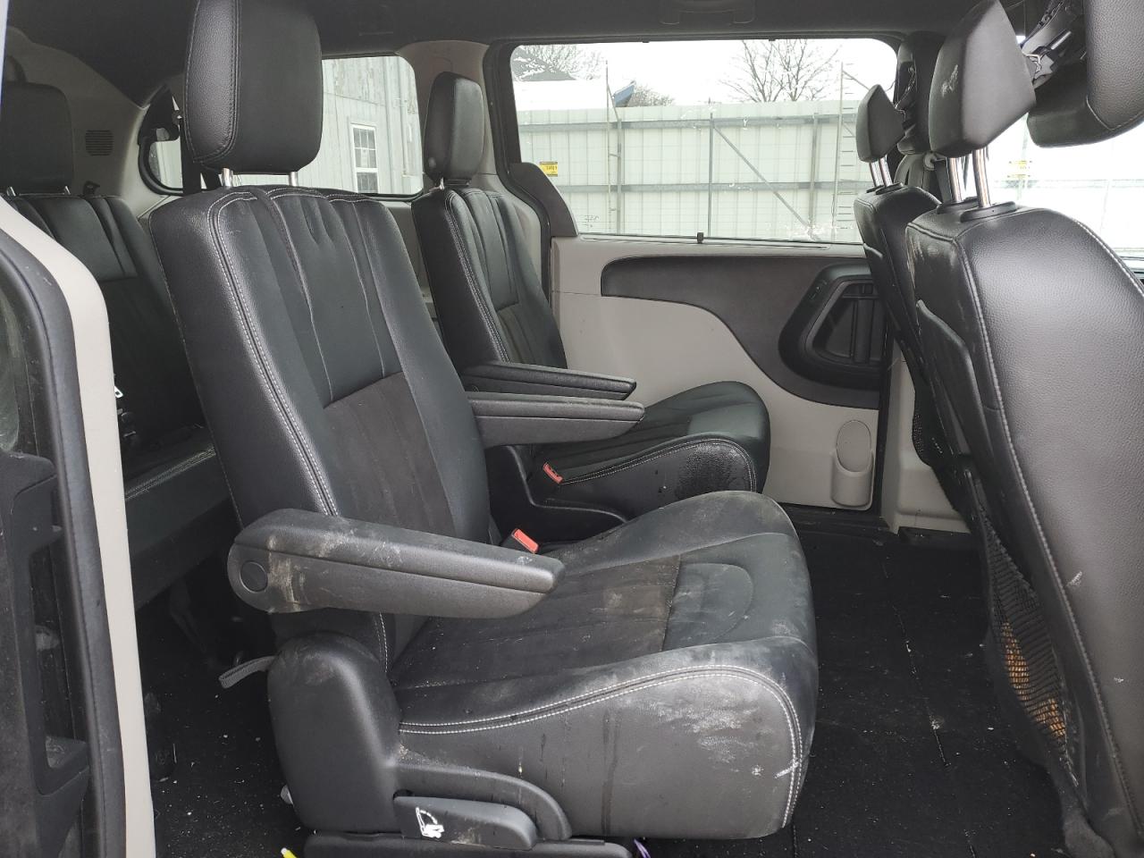 2020 Dodge Caravan - Image 11