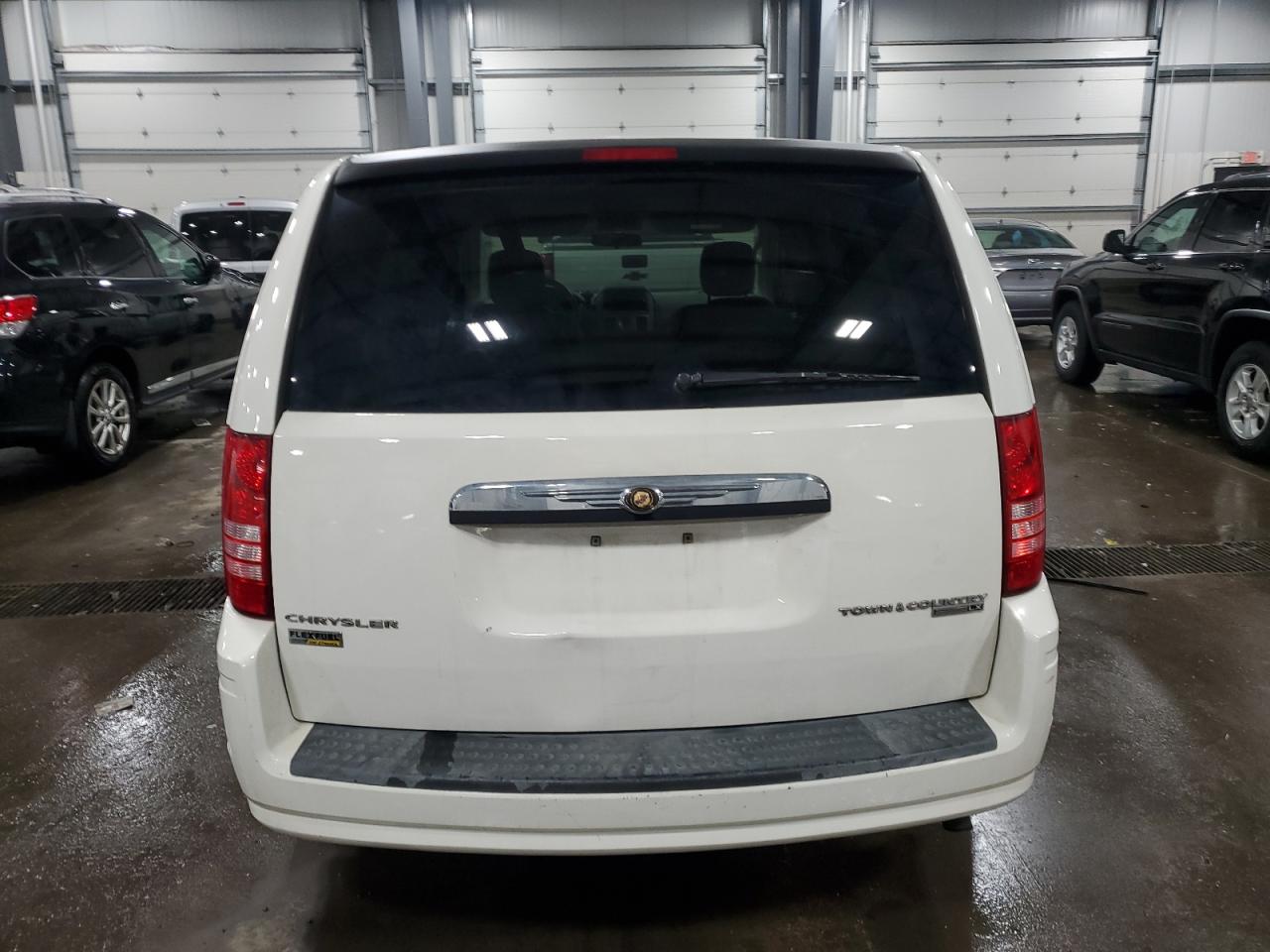 2009 Chrysler Town & Country - Image 6