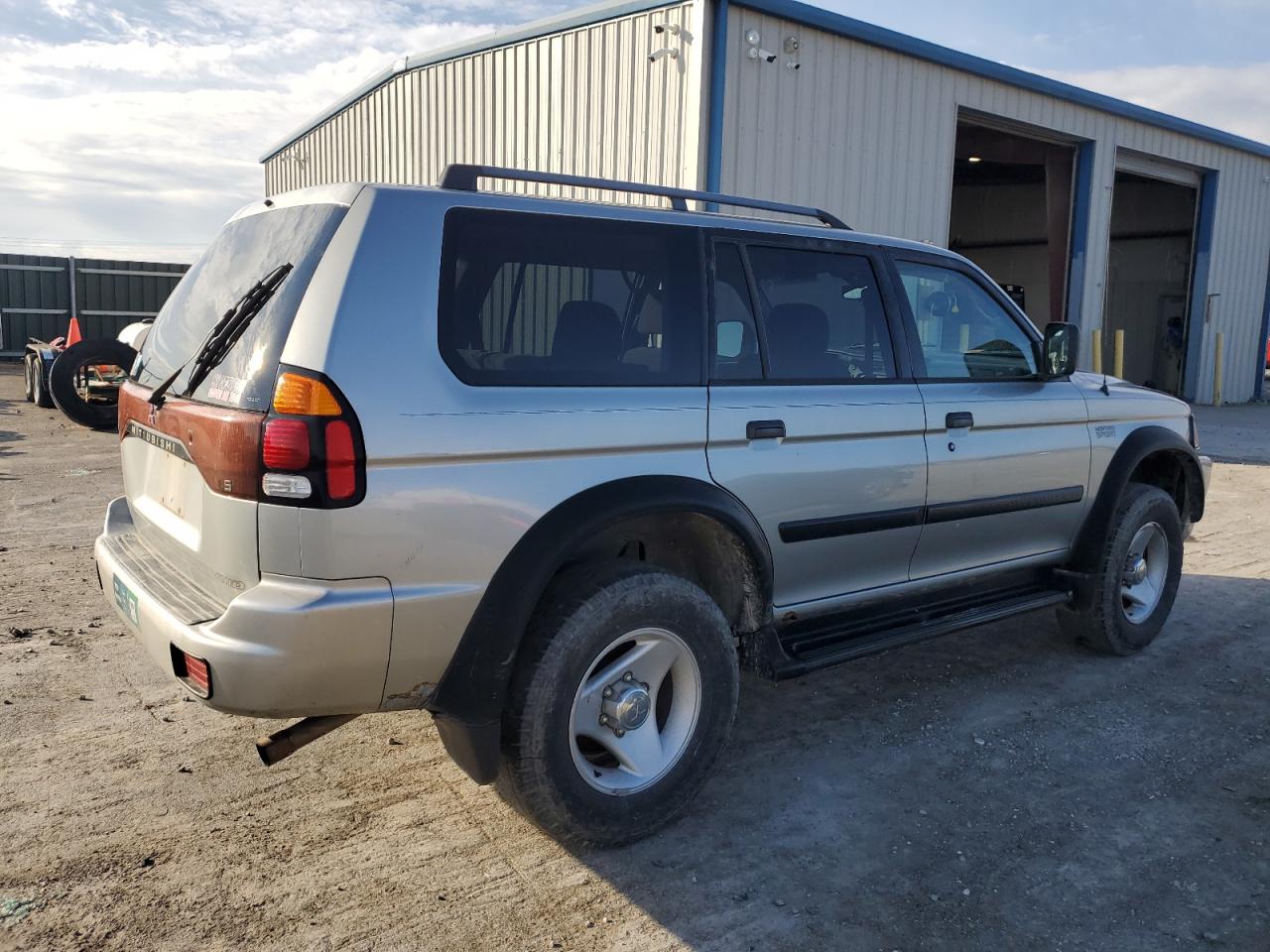 2001 Mitsubishi Montero - Image 3