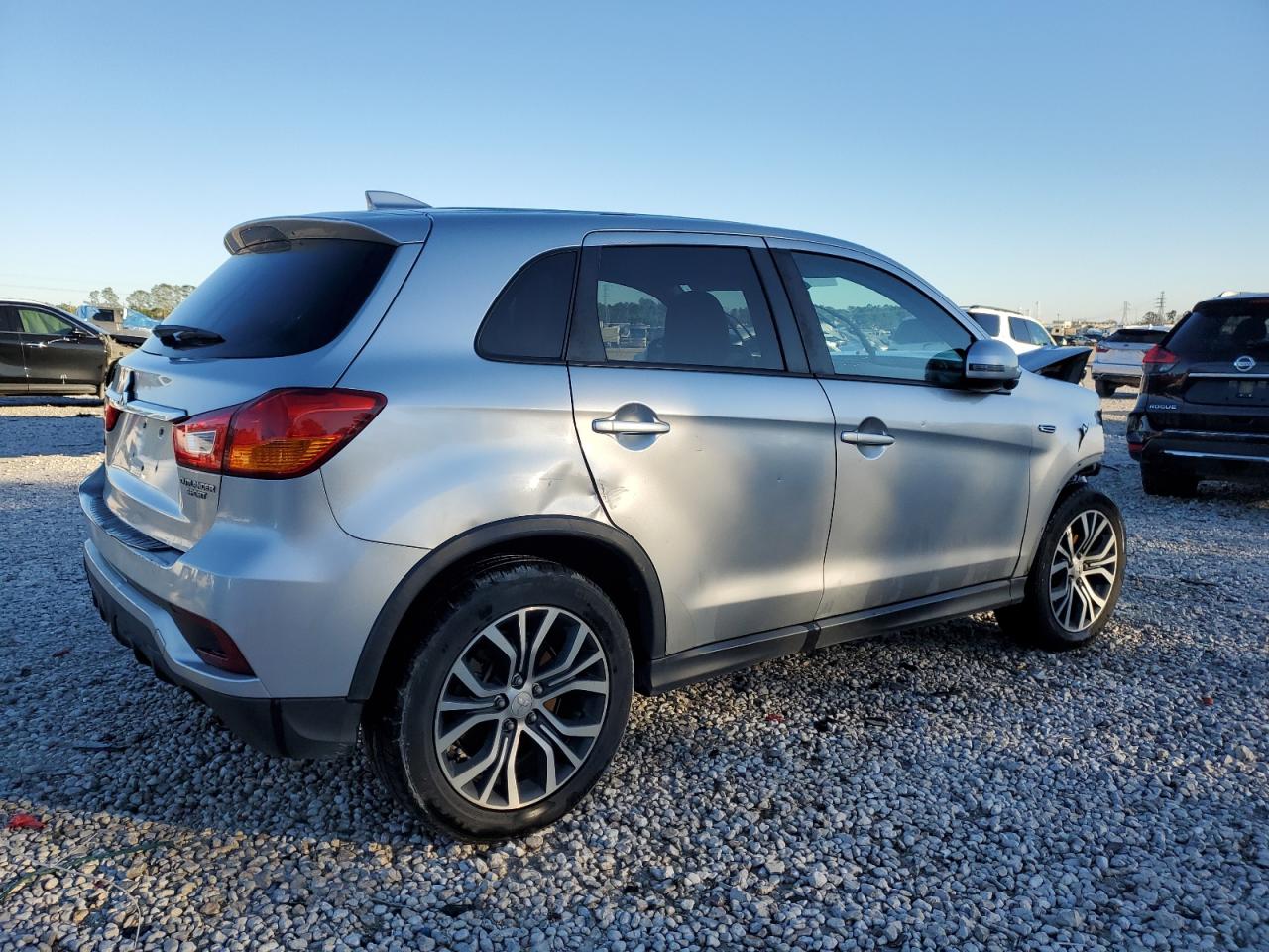 2018 Mitsubishi Outlander - Image 3