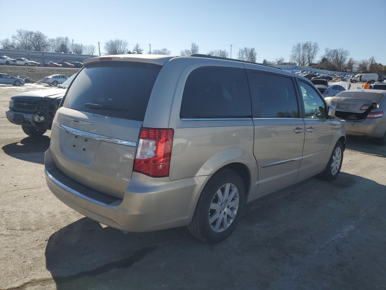 2016 Chrysler Town & Country - Image 3