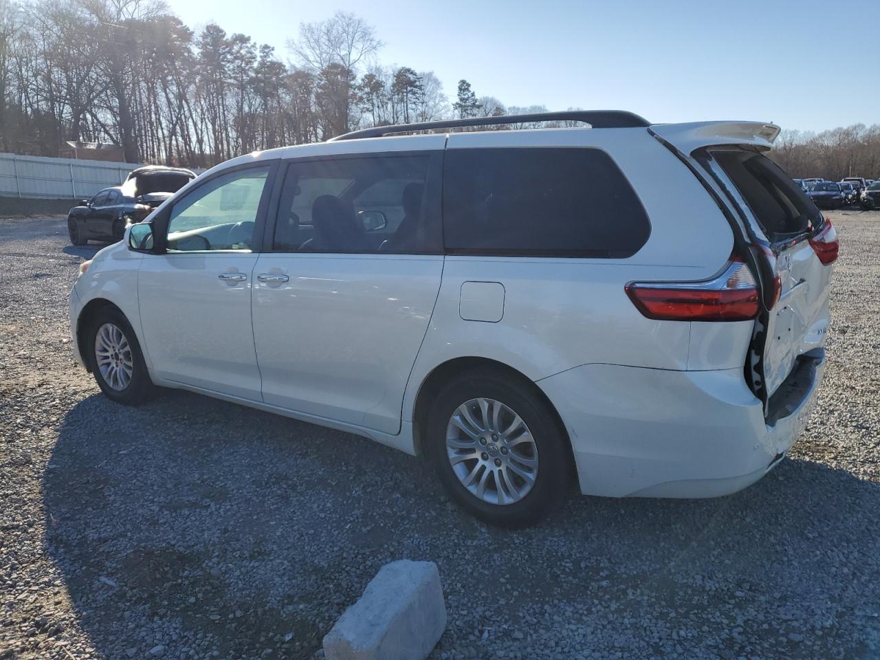 2016 Toyota Sienna - Image 2
