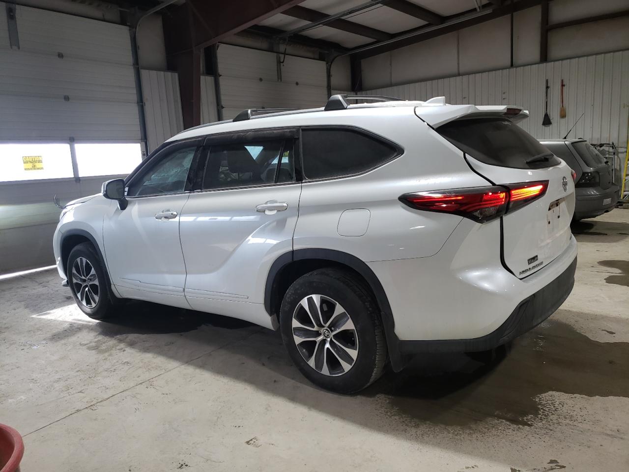 2022 Toyota Highlander - Image 2