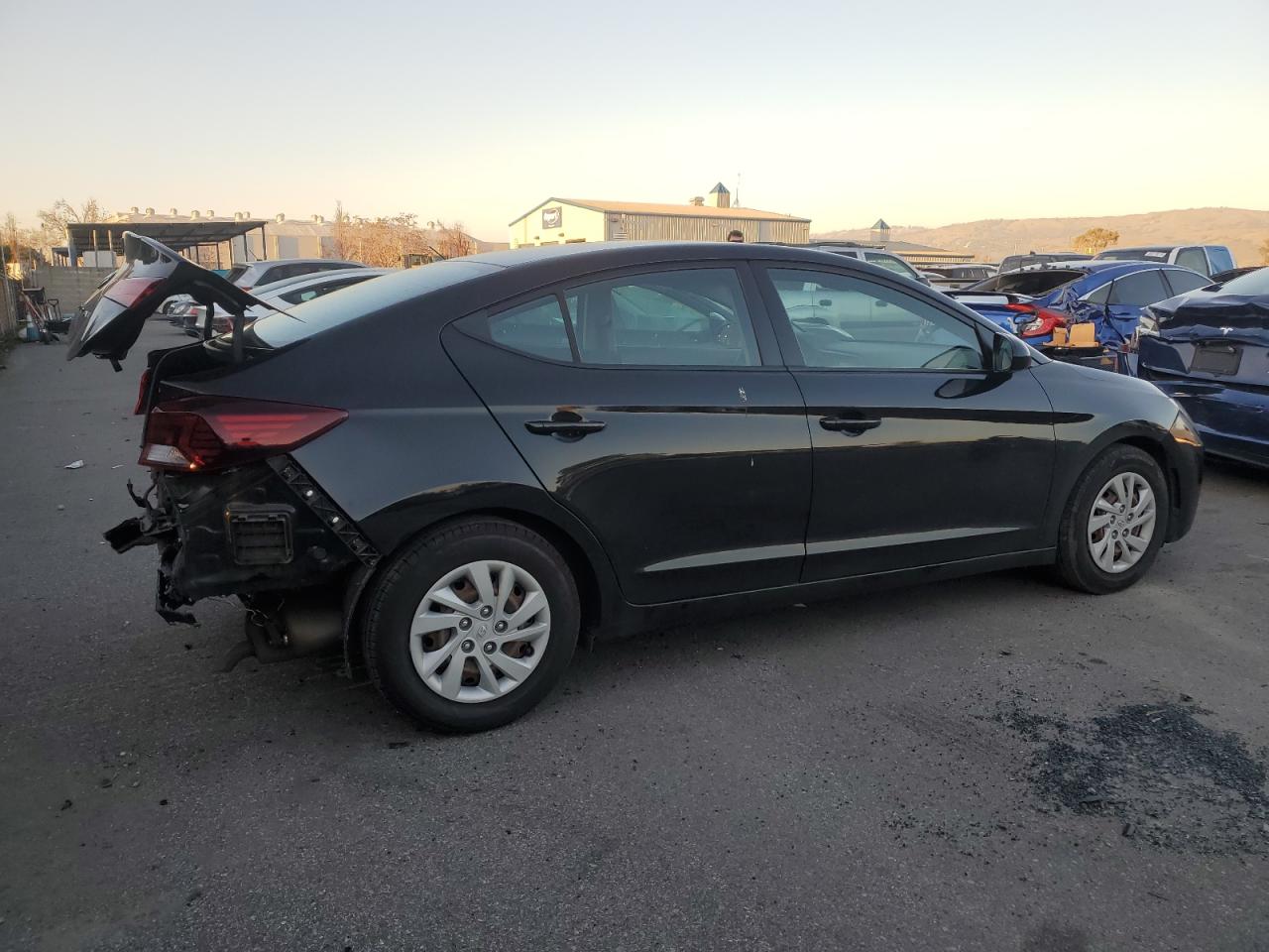 2020 Hyundai Elantra - Image 3