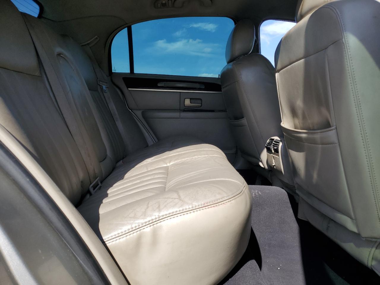 2007 Lincoln Town Car - Image 10