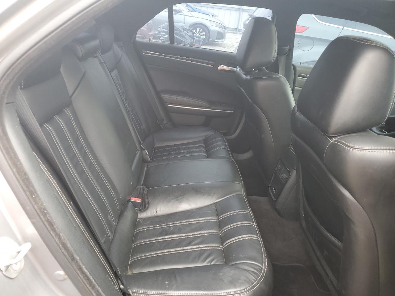 2018 Chrysler 300 - Image 10