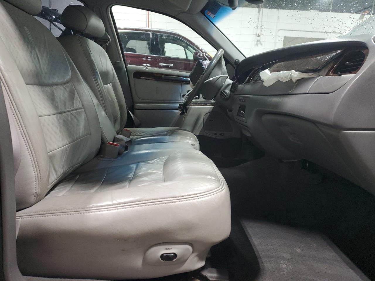 1998 Lincoln Town Car - Image 7