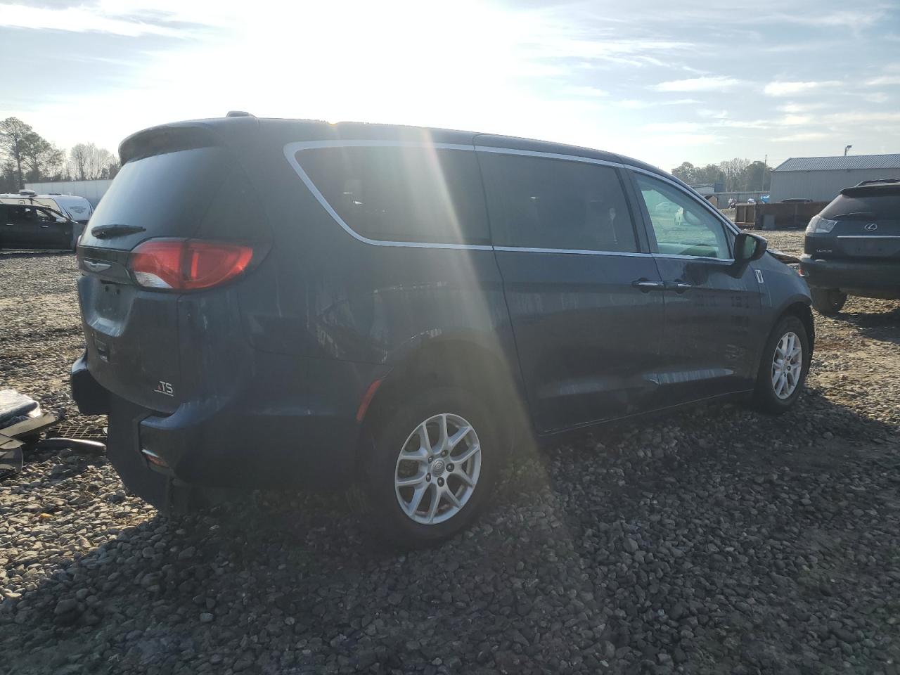 2017 Chrysler Pacifica - Image 3