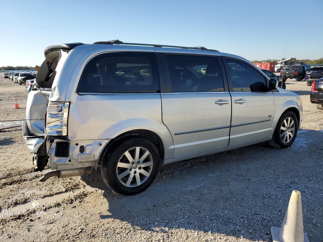 2009 Chrysler Town & Country - Image 3