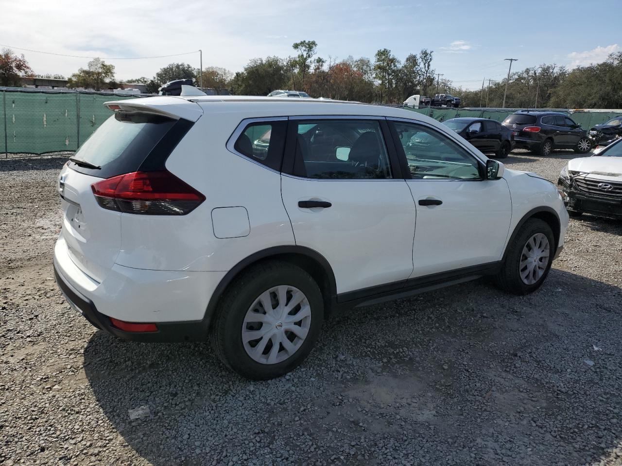 2018 Nissan Rogue - Image 3