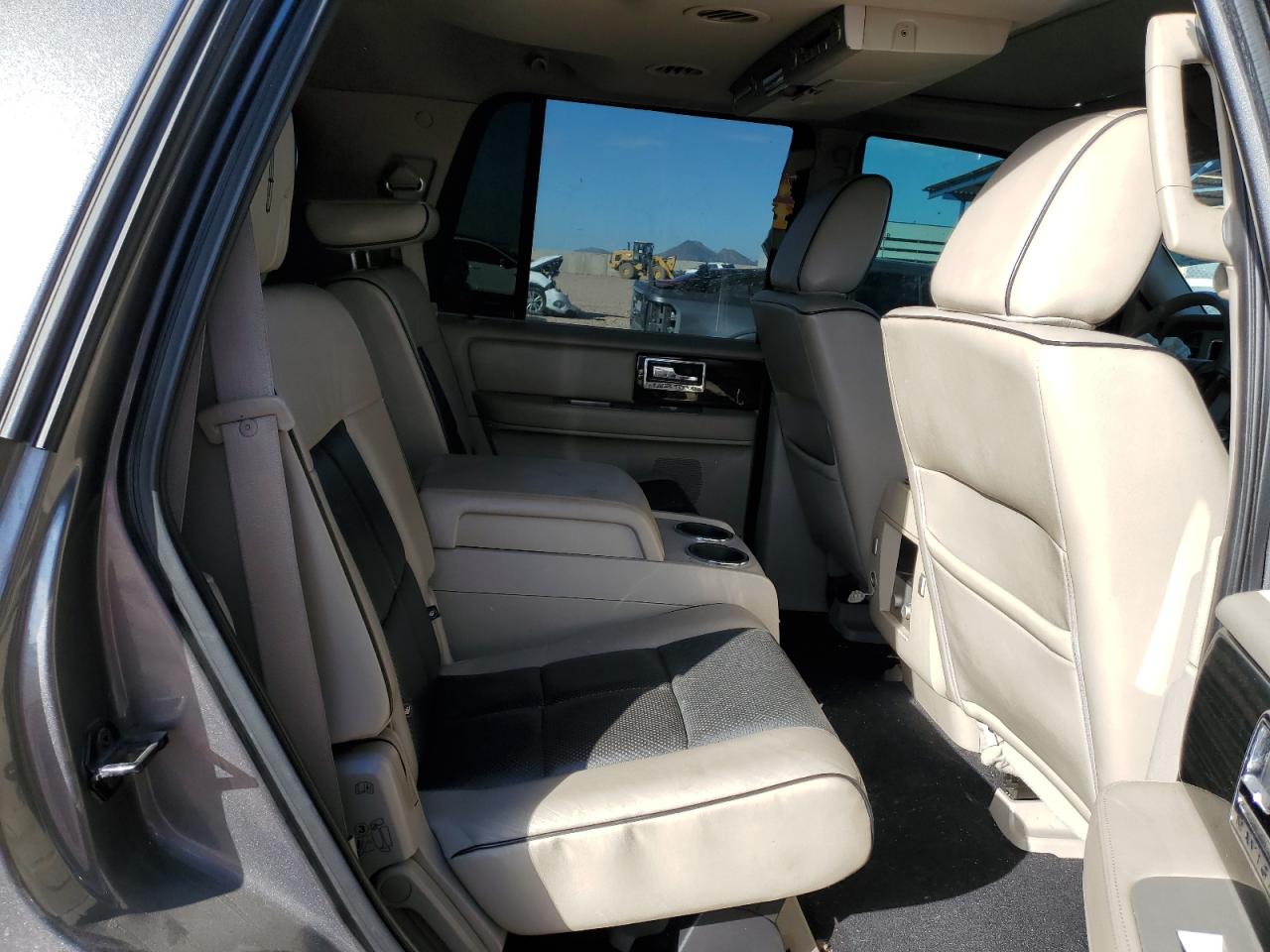 2010 Lincoln Navigator - Image 11