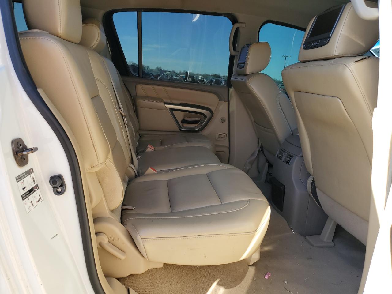 2015 Nissan Armada - Image 11