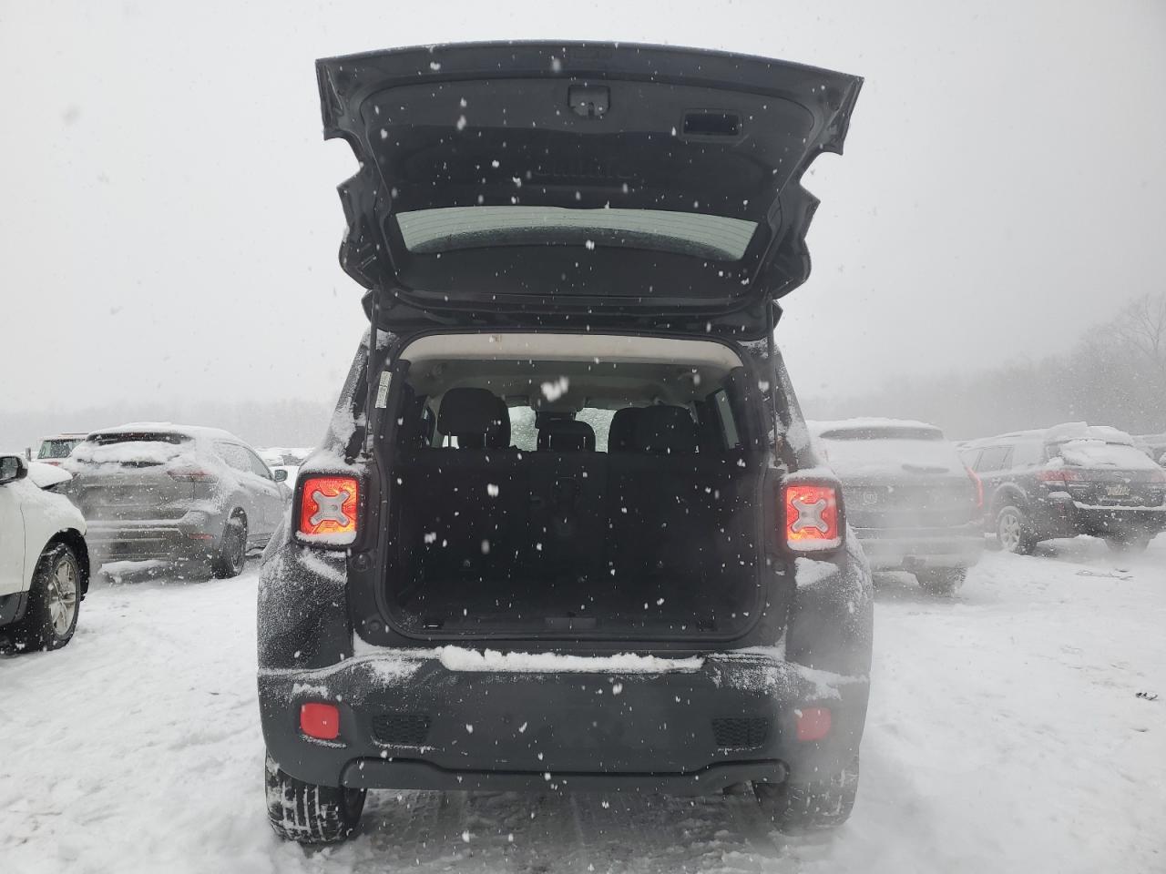 2016 Jeep Renegade - Image 6