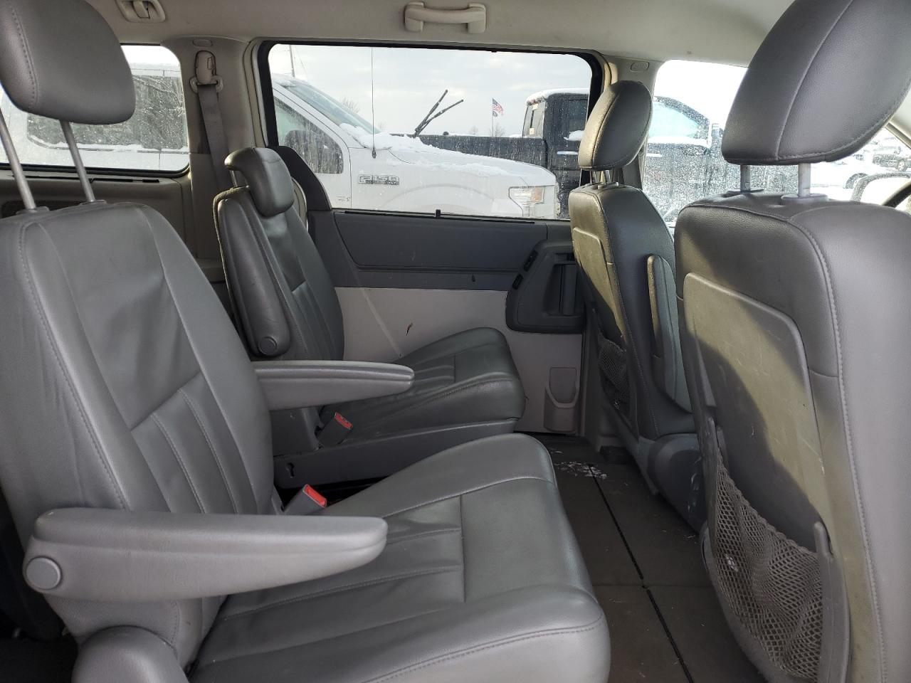 2009 Chrysler Town & Country - Image 11