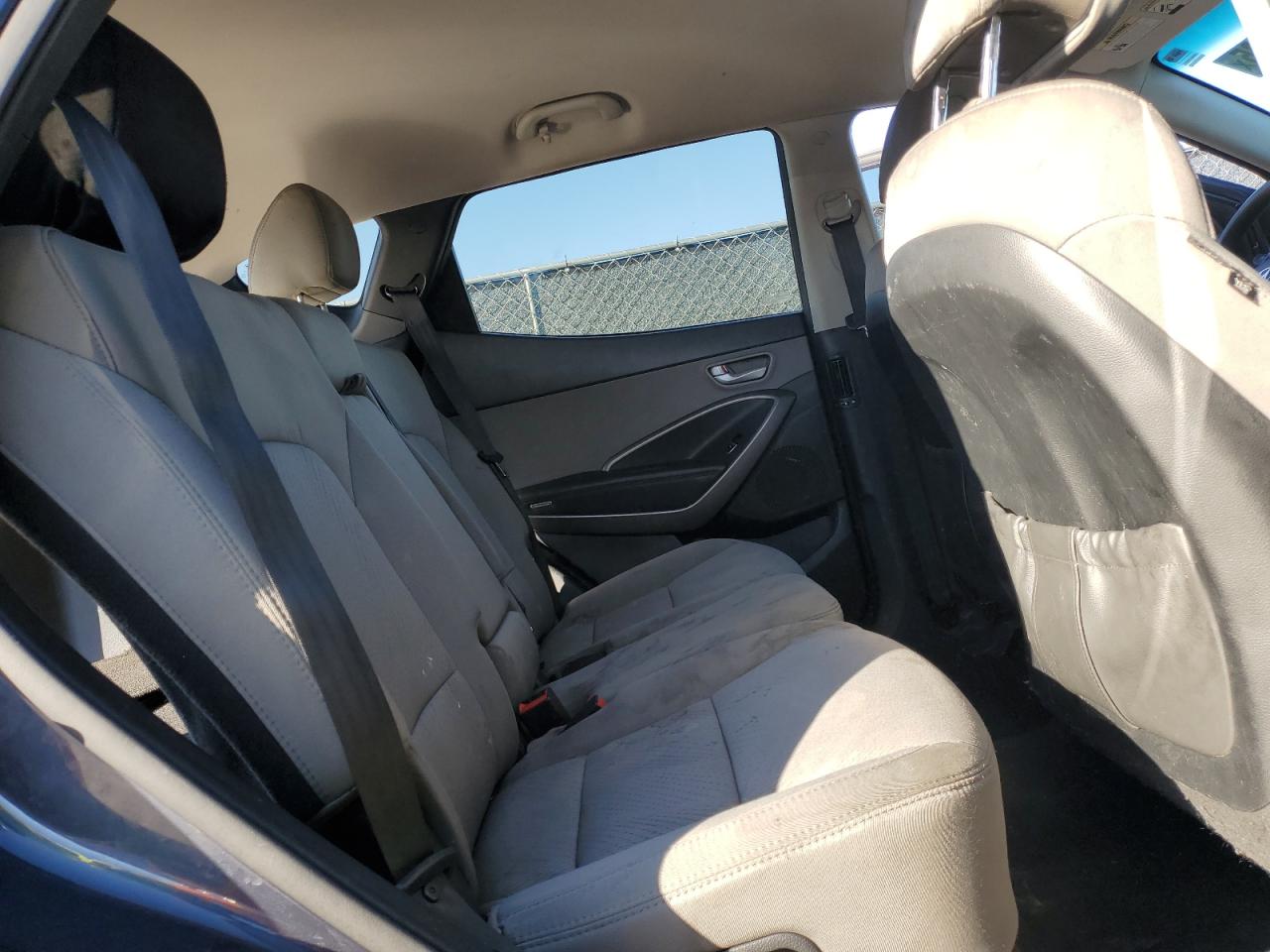 2016 Hyundai Santa Fe - Image 11