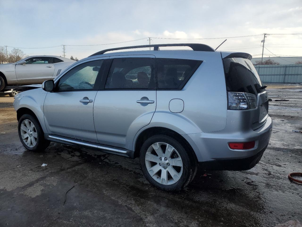 2011 Mitsubishi Outlander - Image 2
