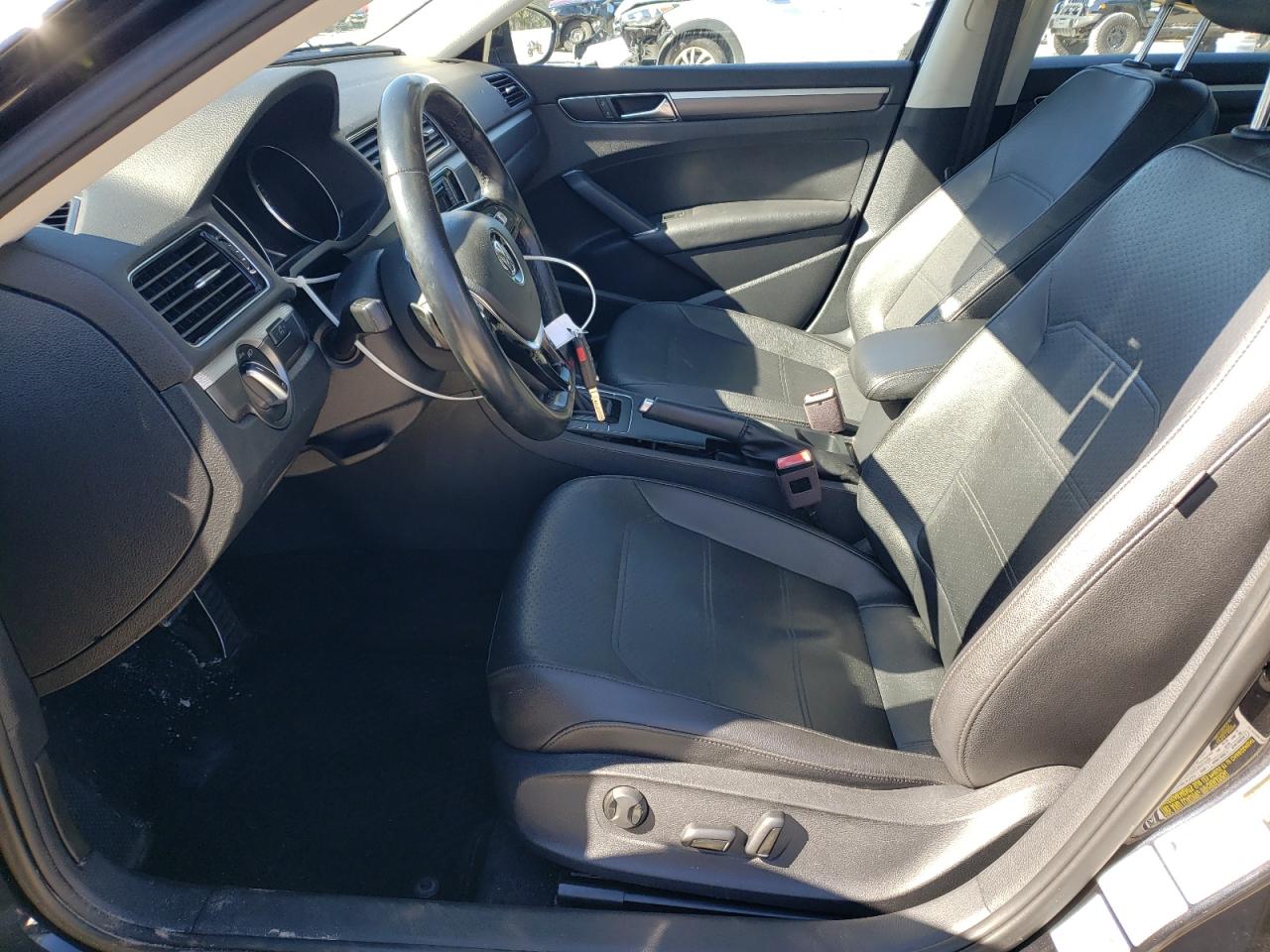 2017 Volkswagen Passat - Image 7