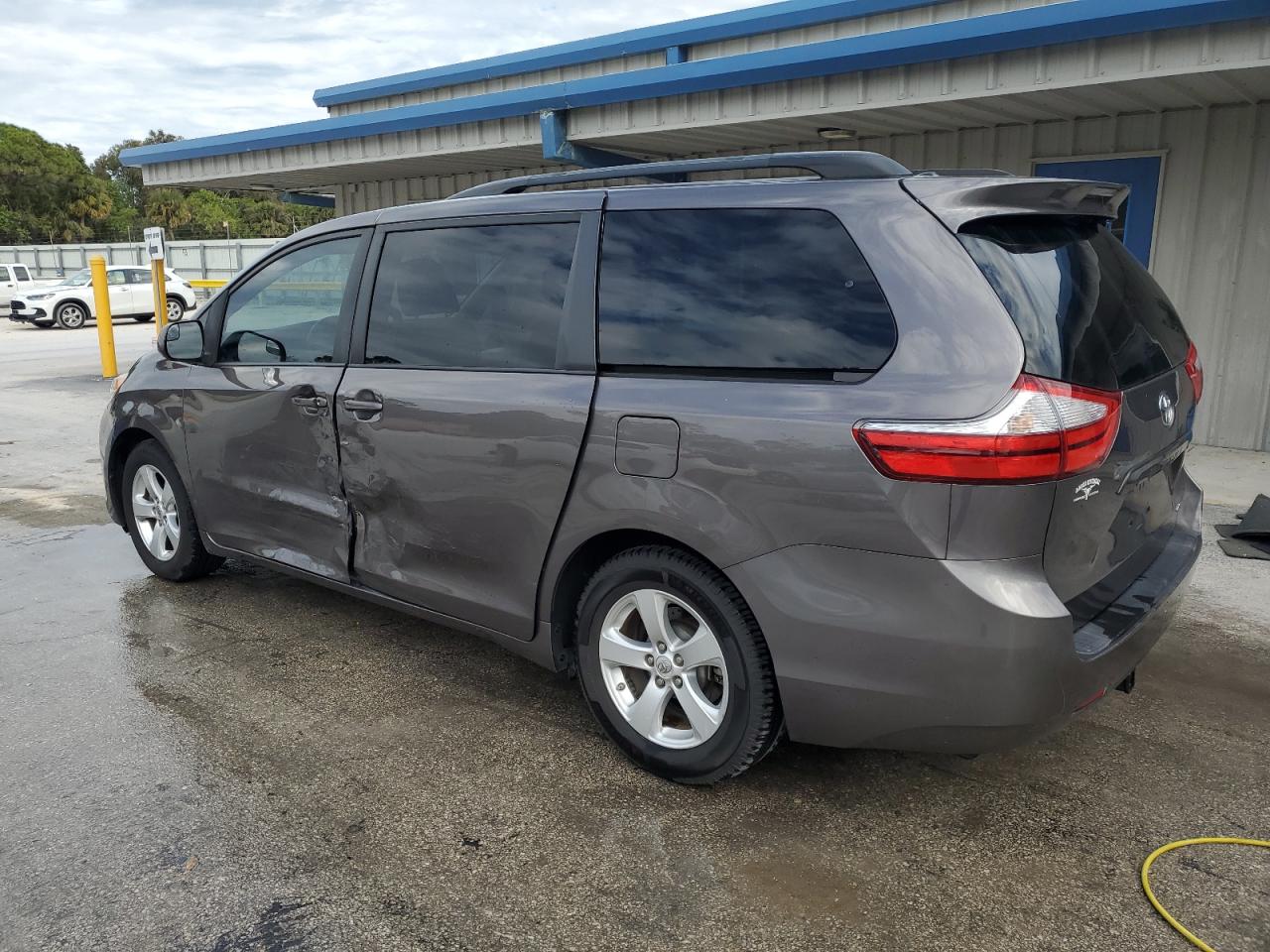 2015 Toyota Sienna - Image 2