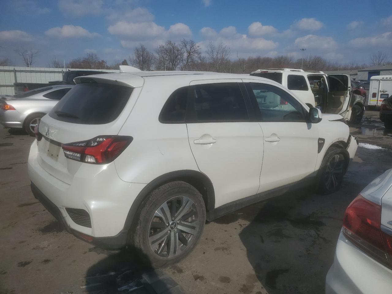 2020 Mitsubishi Outlander - Image 3