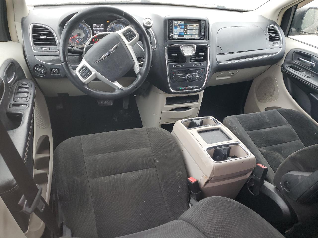 2020 Chrysler Town & Country - Image 8