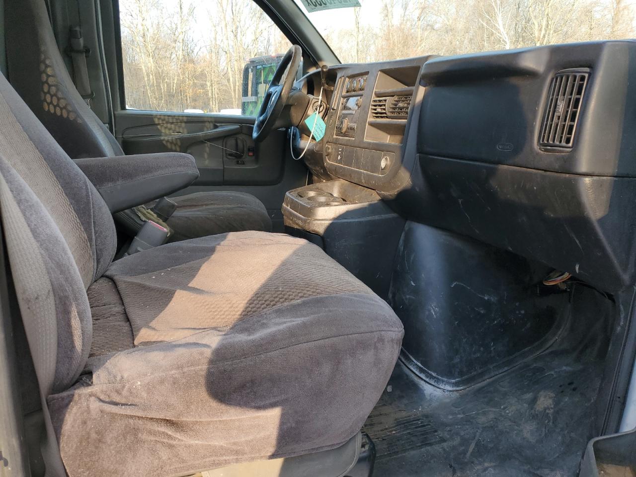 2009 Chevrolet Express - Image 11