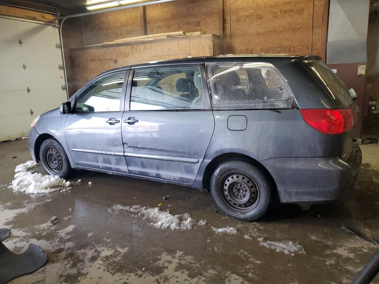 2009 Toyota Sienna - Image 2