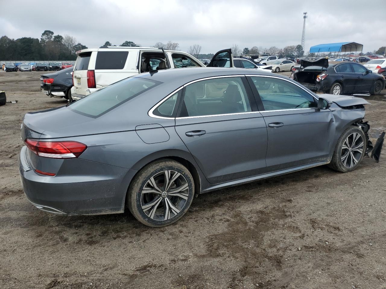 2021 Volkswagen Passat - Image 3