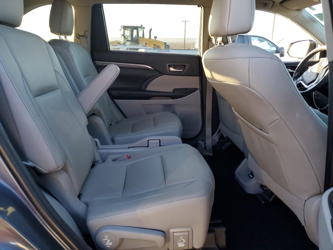 2019 Toyota Highlander - Image 11