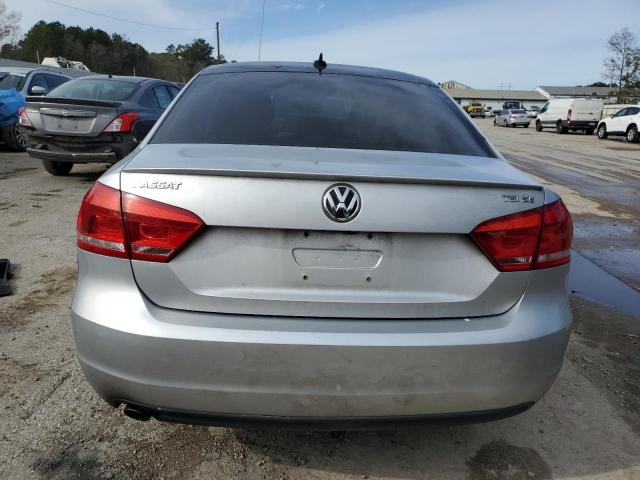 Sedans VOLKSWAGEN PASSAT 2015 Srebrny