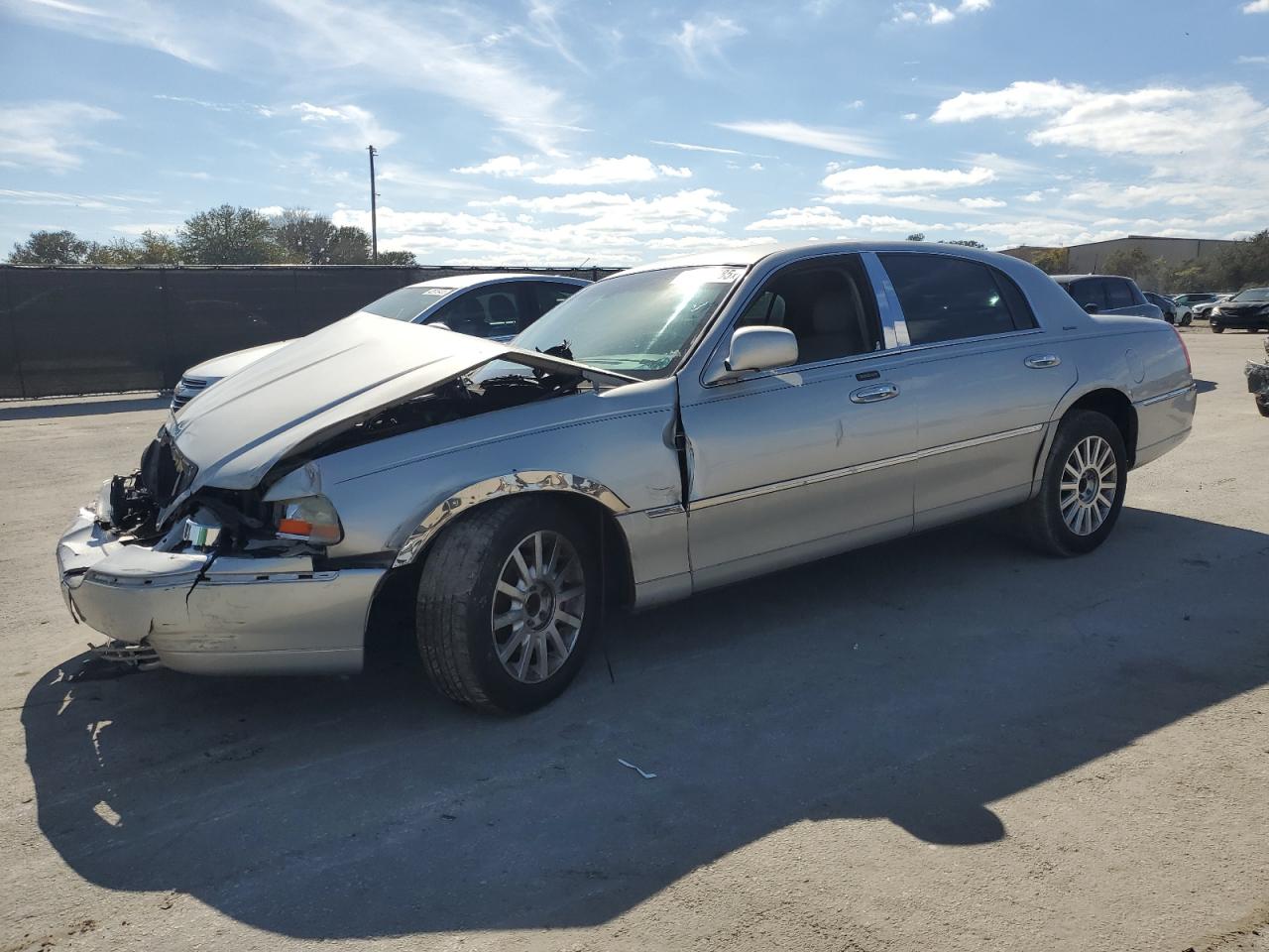 2007 Lincoln Town Car - Image 1