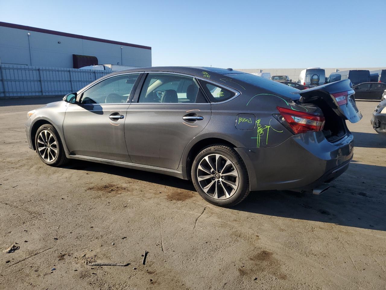 2016 Toyota Avalon - Image 2