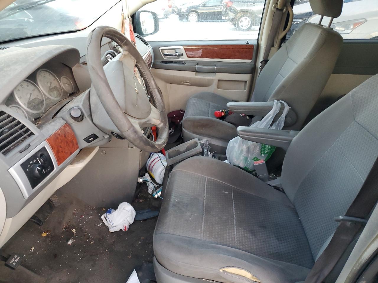 2009 Chrysler Town & Country - Image 7