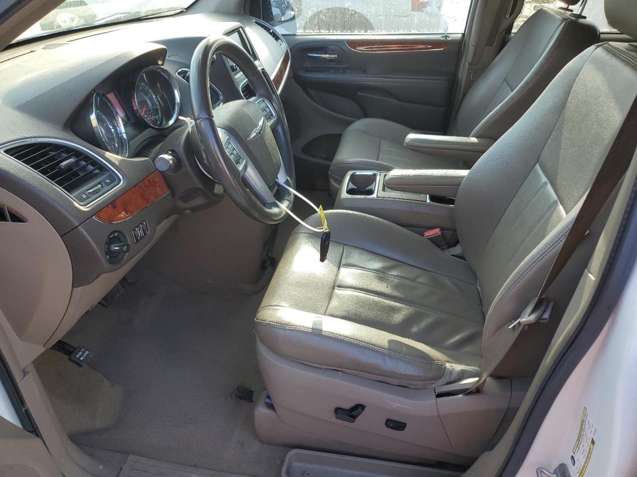 2013 Chrysler Town & Country - Image 7