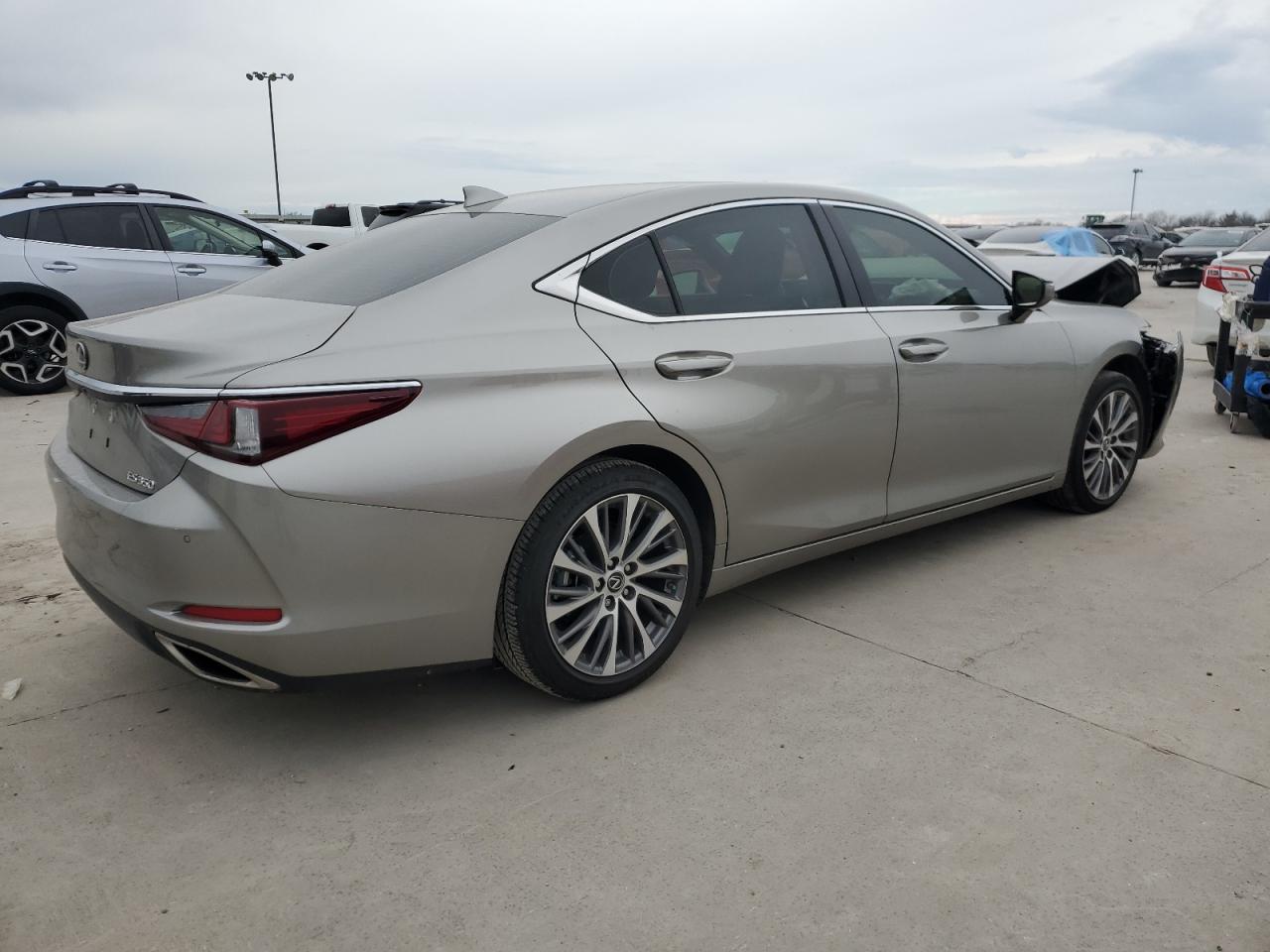 2021 Lexus ES - Image 3