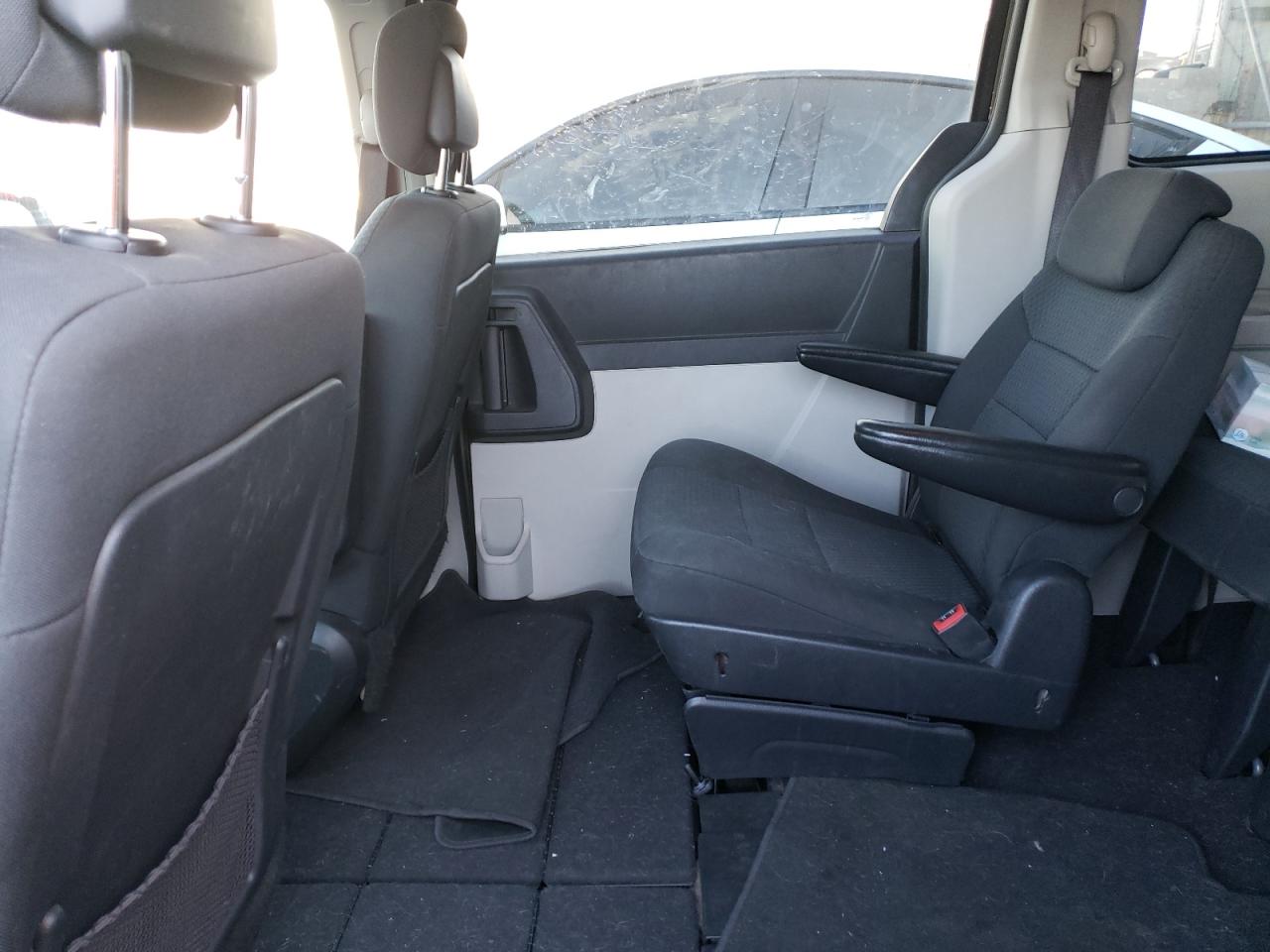 2010 Dodge Caravan - Image 11